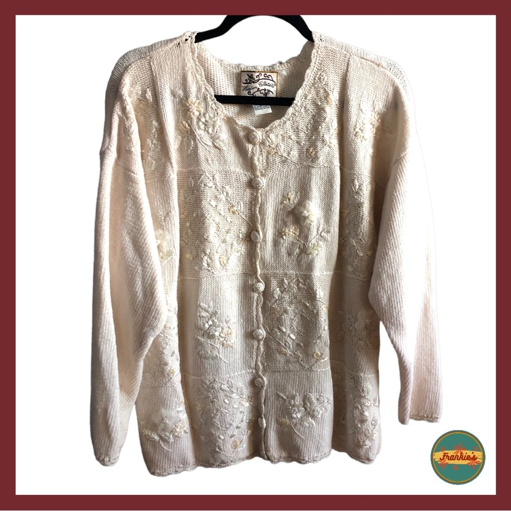✨Name Your Price Sale!✨ Heirloom Collectibles - Vintage Large White Knit Button
